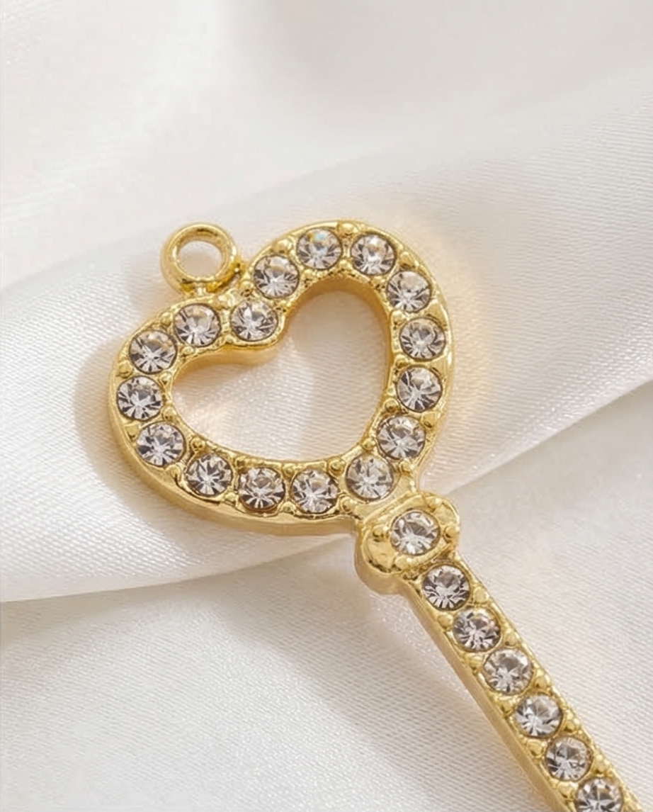 Charm Llave Brillos Dorado